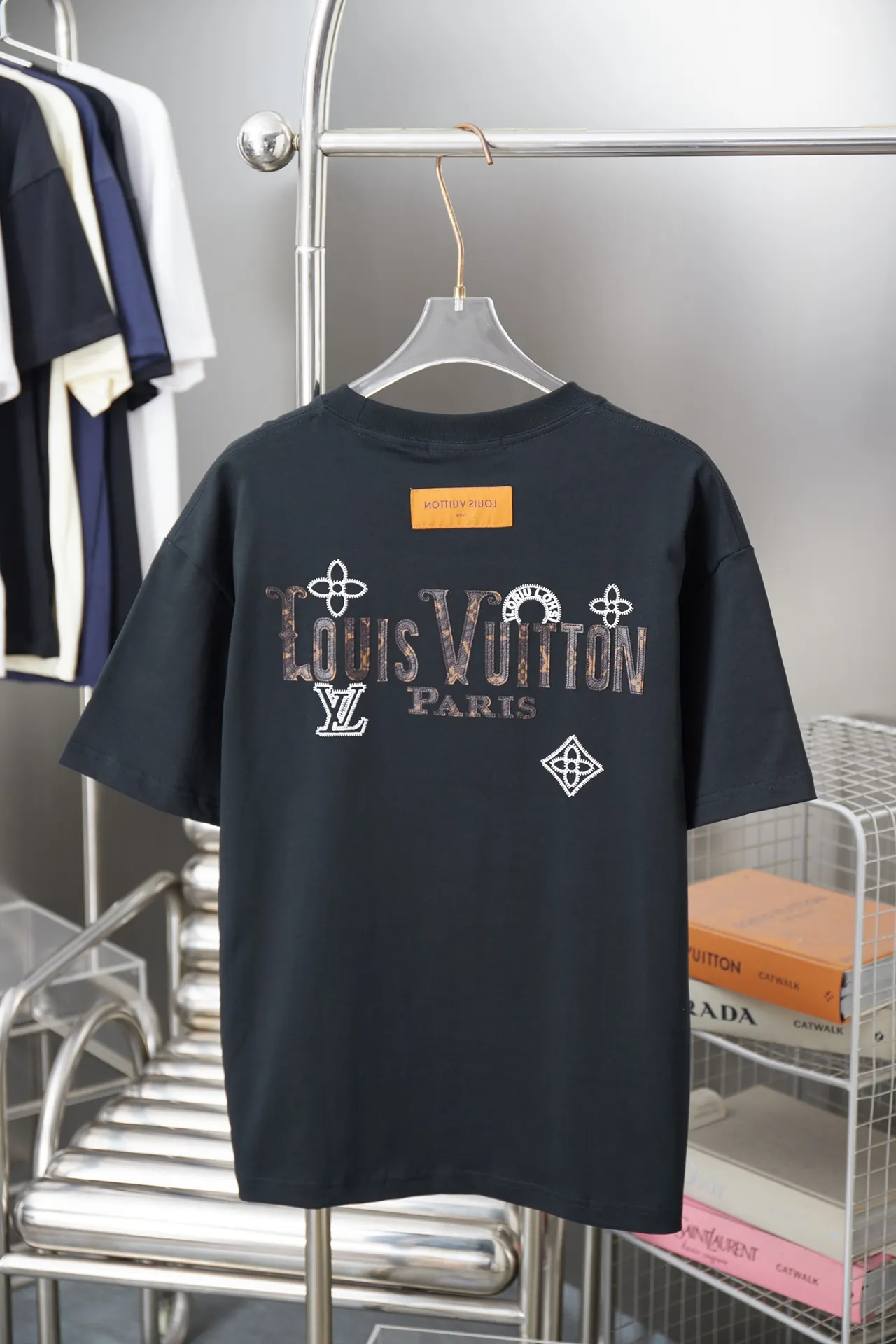 🅿️190 1V 25SS early spring new style Leather embroidered LV letter short sleeves Light luxury A must-have item for daily commuting for men and women Correct version Welcome to compare Detailed features · 320g 100% pure cotton double yarn jersey fabric · Special thickening in the same vat 32 pieces double-strand 1X1 thread . Leather-cut LV letter splicing embroidery · Imported Tajima machine embroidery with various craft letters · Double-needle sewing and cross-seam technology · Original main mark, washed tag, brand moisture-proof paper packaging Color: black/white Size: S/M/L/XL